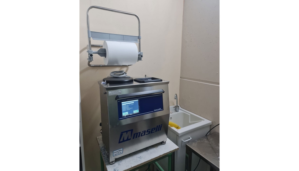El refractmetro LA02 mide el contenido de azcar y el pH (opcional) de una muestra de mosto de uva en el momento de la entrega a la planta de...