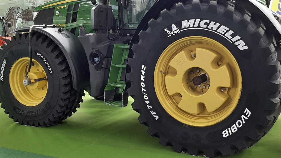 Un tractor John Deere mont varios modelos de neumticos Michelin