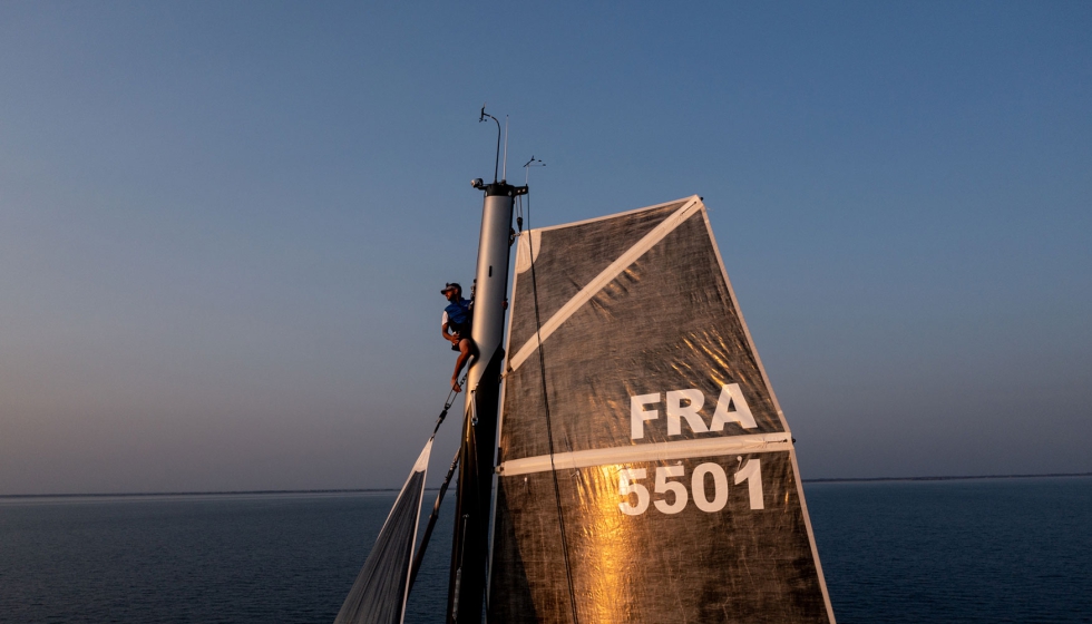 Sistema Oscar instalado en la cabeza del mstil del catamarn Outremer