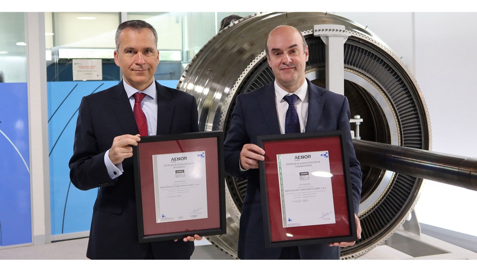 Carlos Alzola, CEO de ITP Aero (dcha.) recibi ambas certificaciones de Rafael Garca Meiro, CEO de Aenor (izq.).