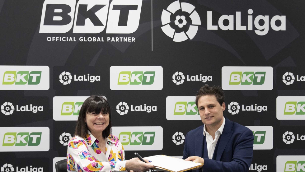 Lucia Salmaso, CEO de BKT Europa, y scar Mayo, director general ejecutivo de LaLiga