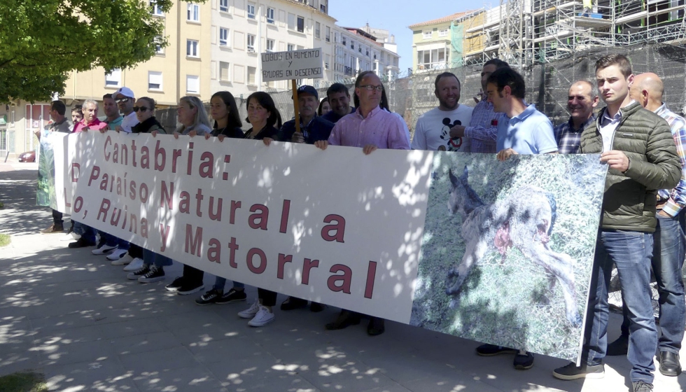 Un grupo de ganaderos protesta ante el Parlamento de Cantabria con una pancarta que lleva por lema Cantabria...