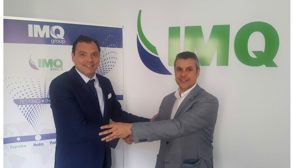 Carlos Reyes, director comercial de IMQ Ibrica, y Marcos Muios, director comercial de Farmaforum, durante la firma del acuerdo...