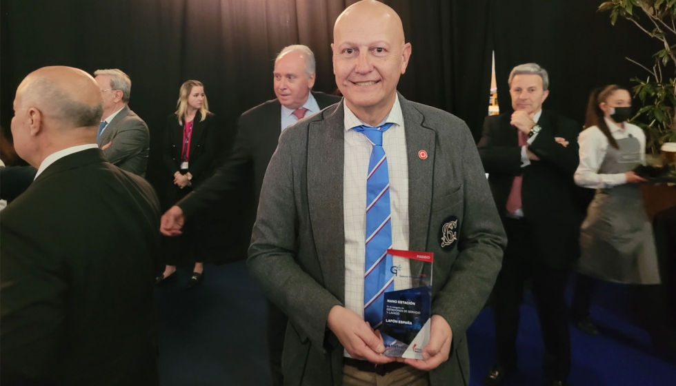 Guillermo de Mateo sostiene el premio de la 11 edicin de la Galera de la Innovacin de Motortec que recibi la Nano Estacin...