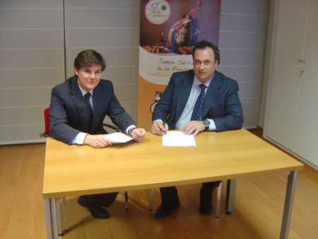 Ignacio Morate y Jos Ramn Godoy durante la firma del acuerdo