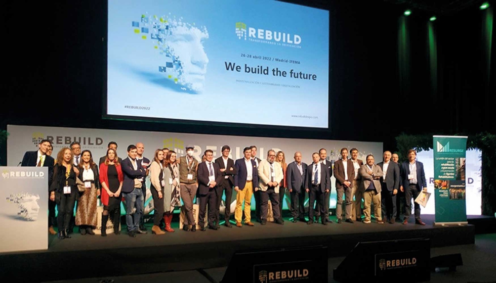 Foto de grupo con los participantes y asistentes a la mesa redonda protagonizada por Resurge en Rebuild 2022