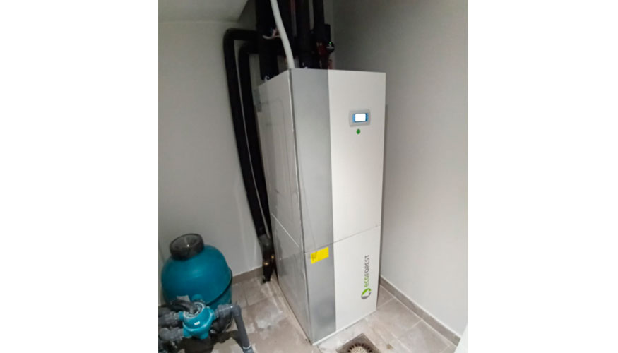 La sala de calderas de cada vivienda alberga una bomba de calor geotrmica ecoGEO C3 1-9 kW para proporcionar calefaccin...