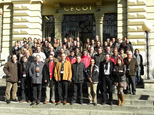 Fotografa de grupo con los asociados y miembros del Gremi