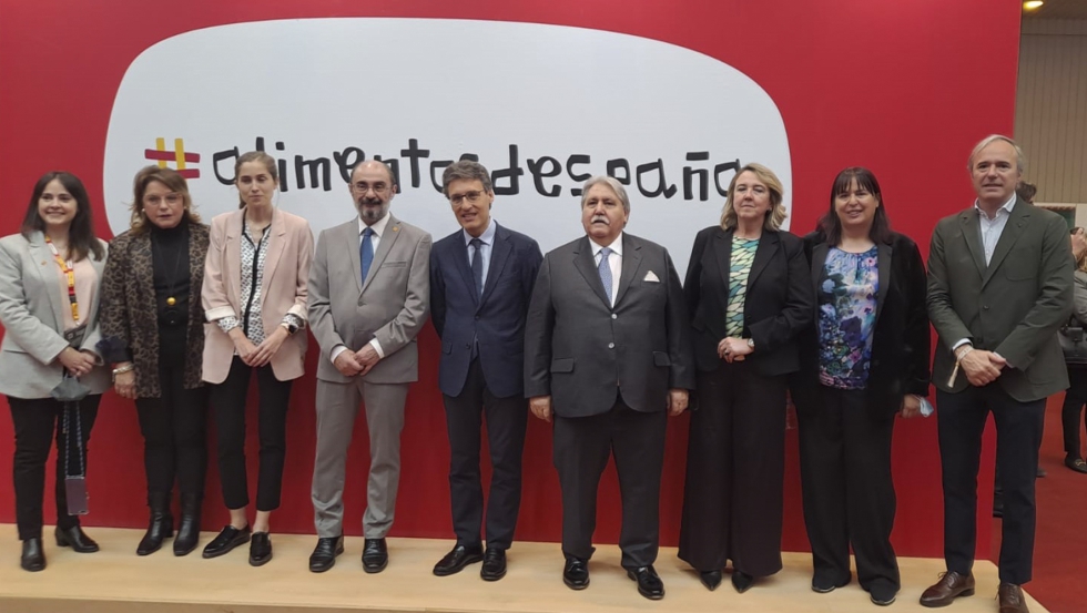 Autoridades en el stand del Ministerio durante la jornada inaugural de FIMA 2022