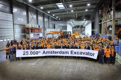 Los trabajadores de la planta y los directivos en la celebracin de la venta de la mquina ZX140W-3, nmero 25.000