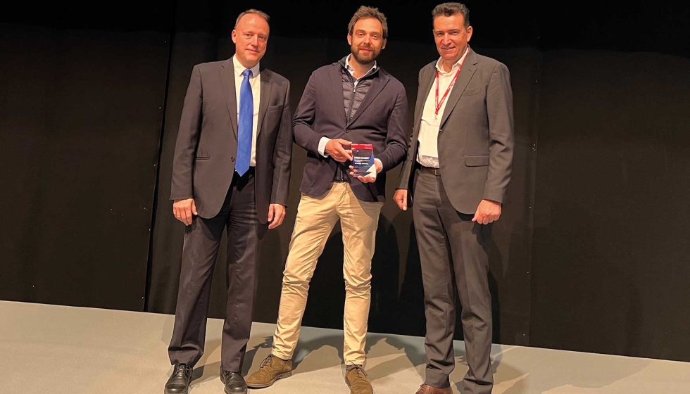 lvaro Mern, Director de Producto, I+D y Marketing, recogiendo el Premio Galera de Innovacin otorgado al puente MWash4...