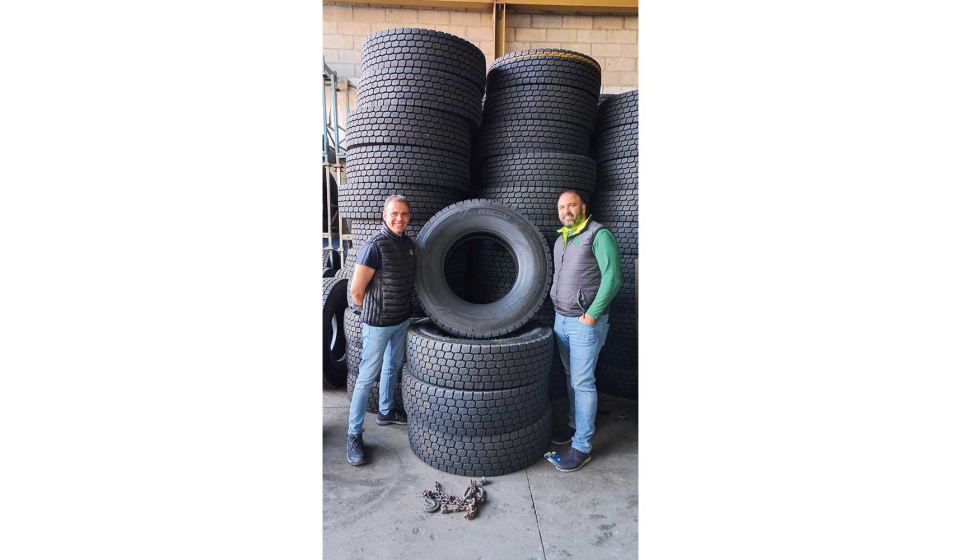 Alfonso Barragan Garrido, propietario de Grupo Logstico Alfonso (izquierda) y Javier Merino, workshop and fleet manager de Grupo Logistico Alfonso...