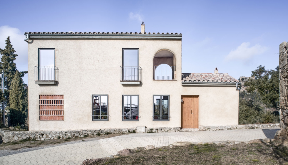 La austeridad es la sea de identidad de esta casa ubicada en Granera (Barcelona)...