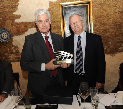 Entrega del III Premio Ansemat a Gonzalo Arguil, de manos del presidente de la entidad, Julio Fernndez