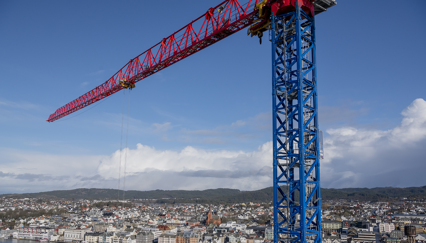 Sus 80 metros de longitud de pluma han permitido dar alcance a toda la plataforma con una sola gra torre