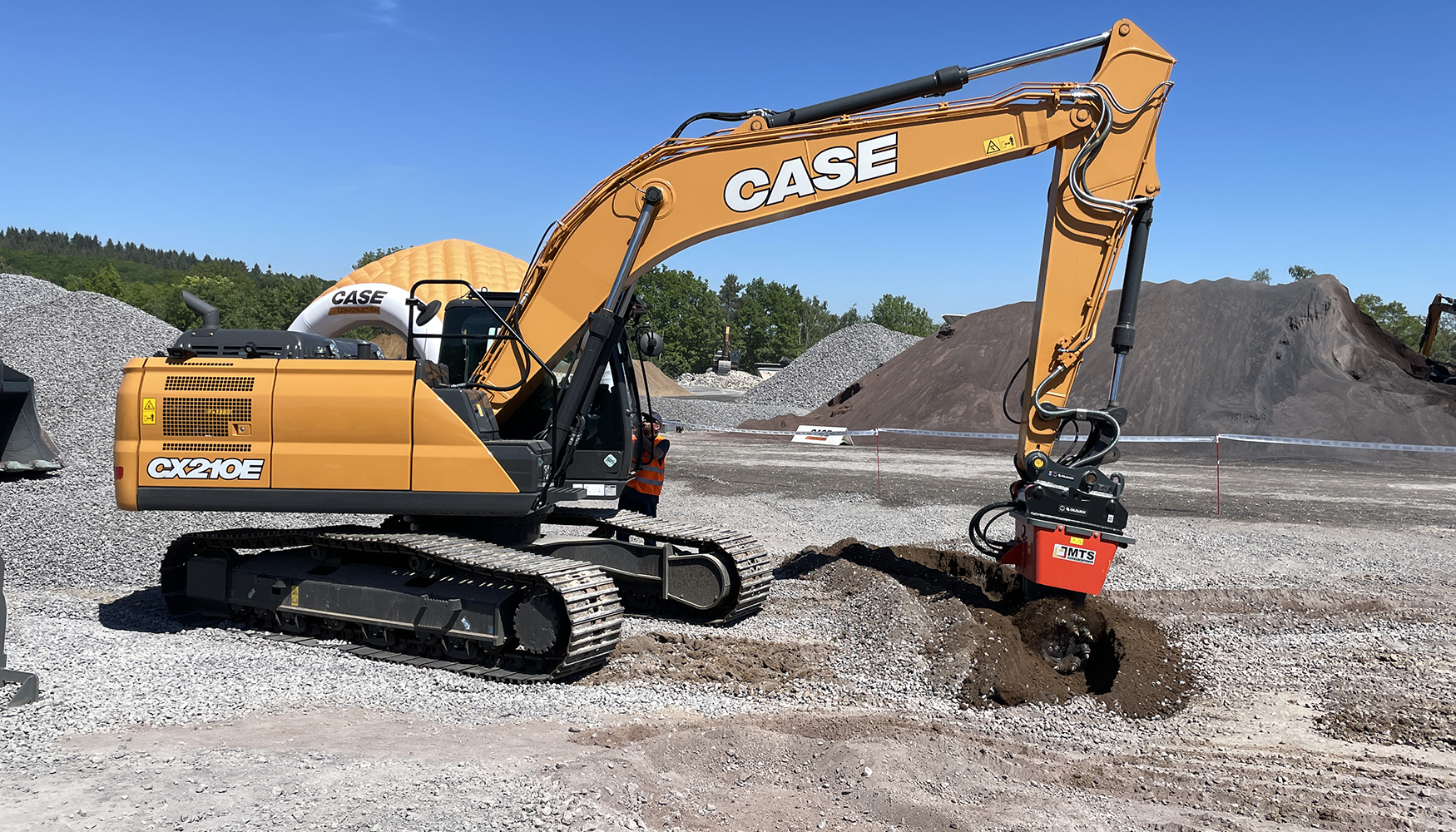 Tambin se pudieron ver las nuevas excavadoras CX250E y CX210E en diferentes aplicaciones