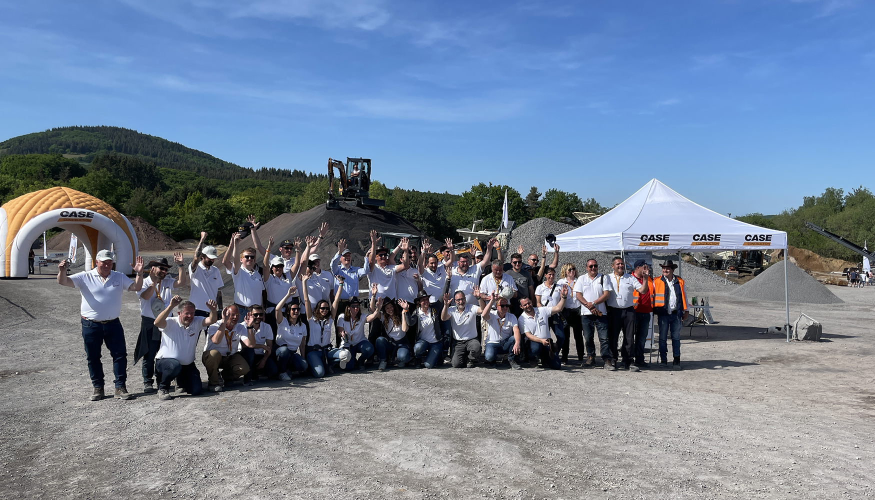 Foto de familia con buena parte del equipo de Case Construction Equipment que ha participado en la organizacin del roadshow de Alemania...