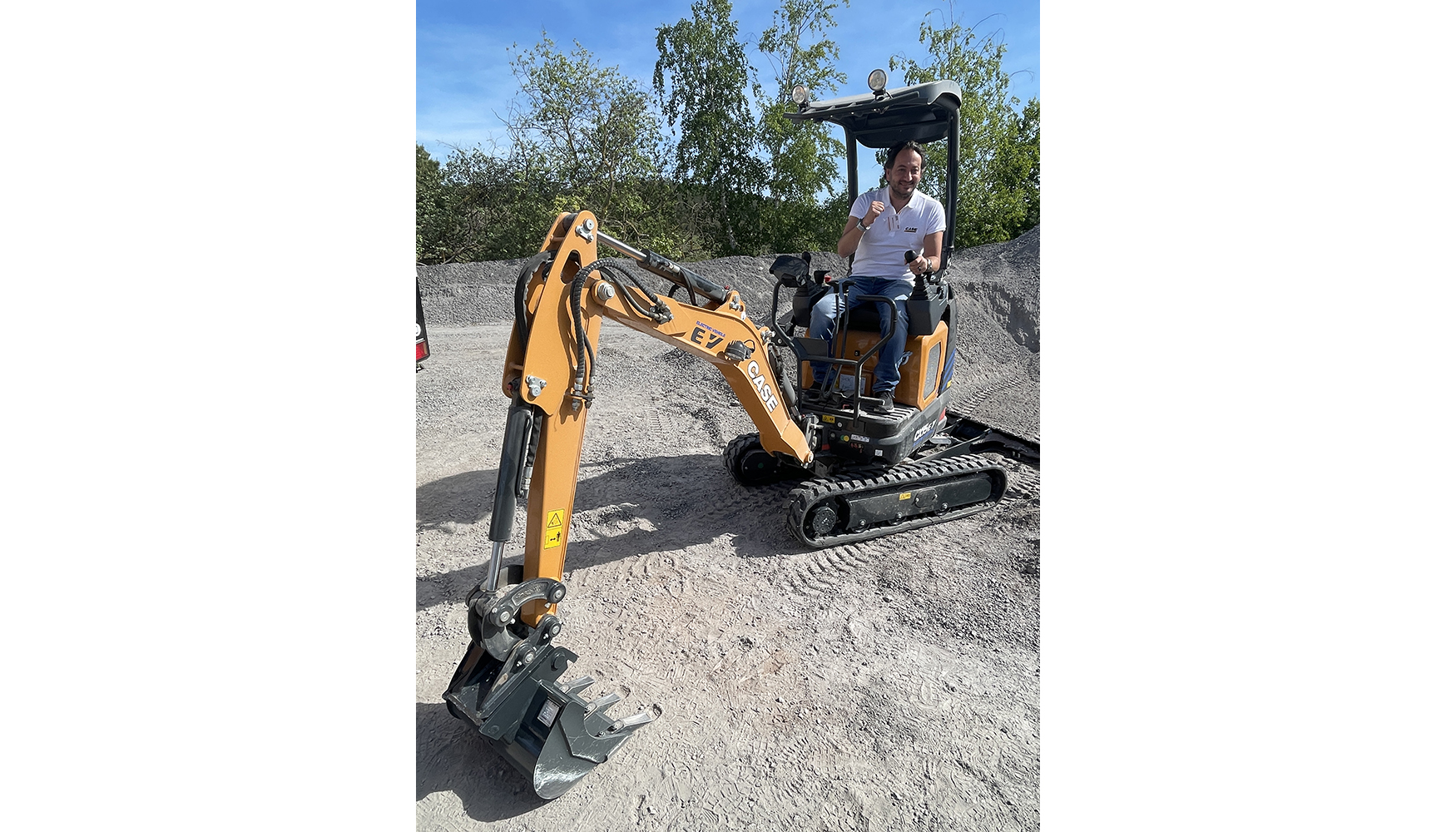 Nicola D'Arpino, vicepresidente de Ventas para Europa de CASE Construction Equipment, subido en la nueva miniexcavadora elctrica CX15E...