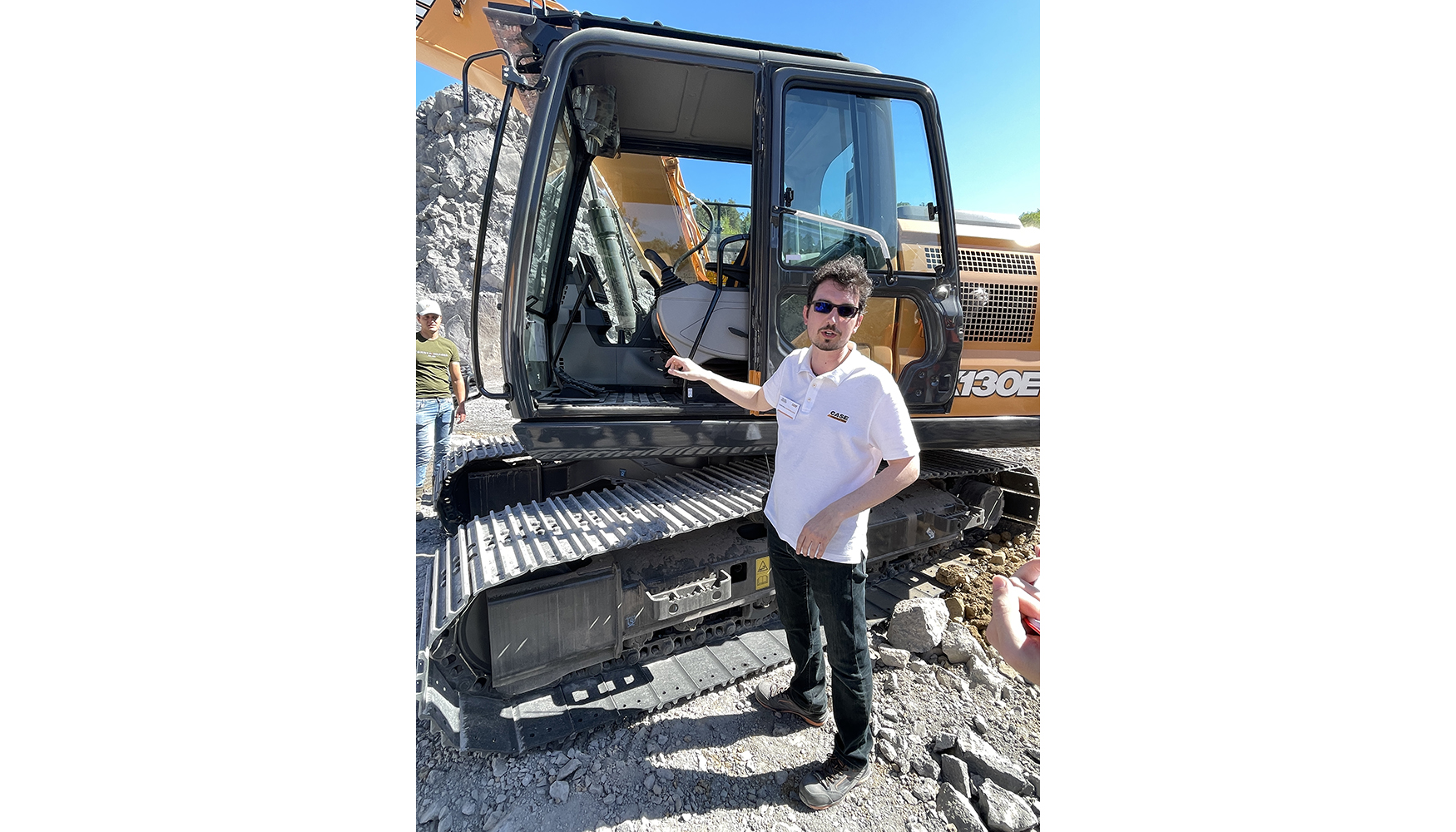 Massimiliano Ventura, product manager de Case Construction Equipment, junto a la nueva excavadora CX130E