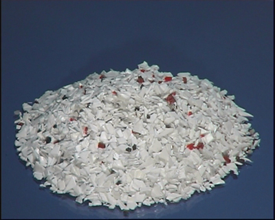 Este material molido de frigorfico est contaminado con un 4% de goma y silicona. Foto: Ettlinger Kunststoffmaschinen