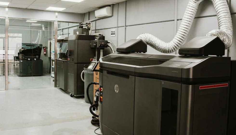 Impresora HP Jet Fusion 4210 en las instalaciones de Xplora 3D. Cortesa de Xplora 3D