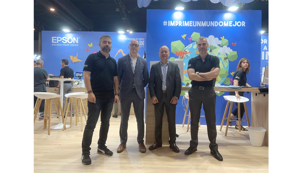 De izquierda a derecha, Ral Sanahuja, PR Manager; Xavier Aliaga, director de la Divisin Business Systems & Retail; Josep Maria Coll...