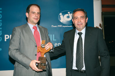 Iaki Garmendia Urkizu, director gerente de Ega Master (a la izquierda) recibiendo el premio Icil 2009 de manos de Jos Antonio Cid...