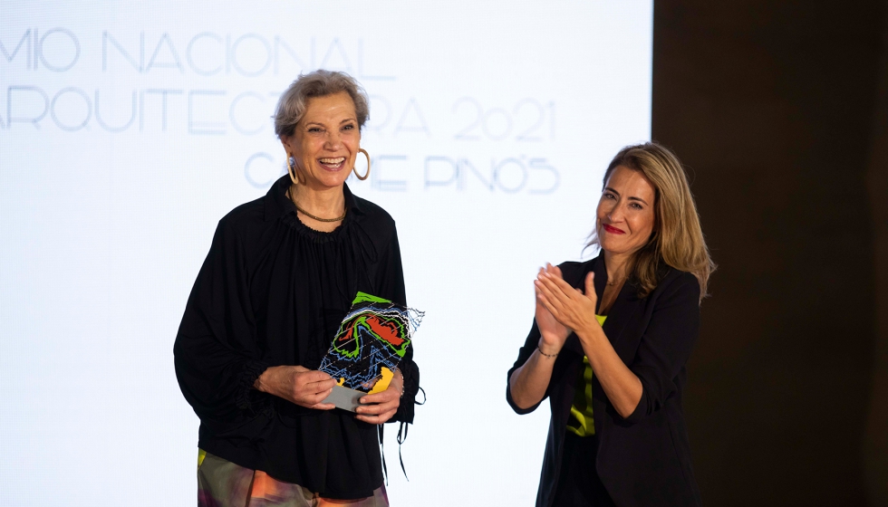 Carme Pins recibiendo de manos de la Ministra Raquel Snchez, el Premio Nacional de Arquitectura 2021