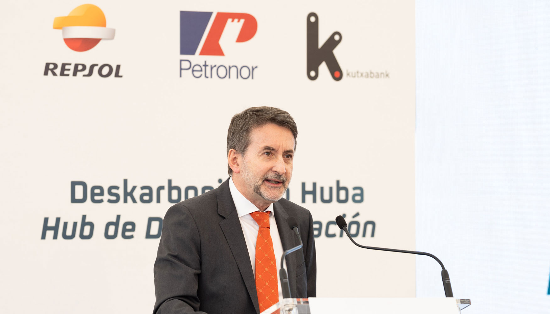 El consejero delegado de Repsol, Josu Jon Imaz durante su intervencin en la presentacin del 'hub' de descarbonizacin de Bilbao...
