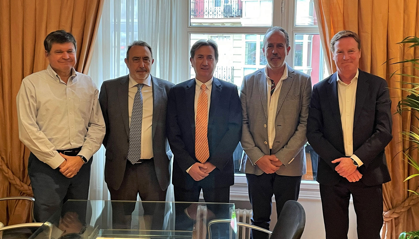 En el centro Manuel igo, Fernando Antoln y Jos Luis Pradillo de ALTAI Soft, junto a Justino Martnez, director general de Zucchetti Spain (izda...
