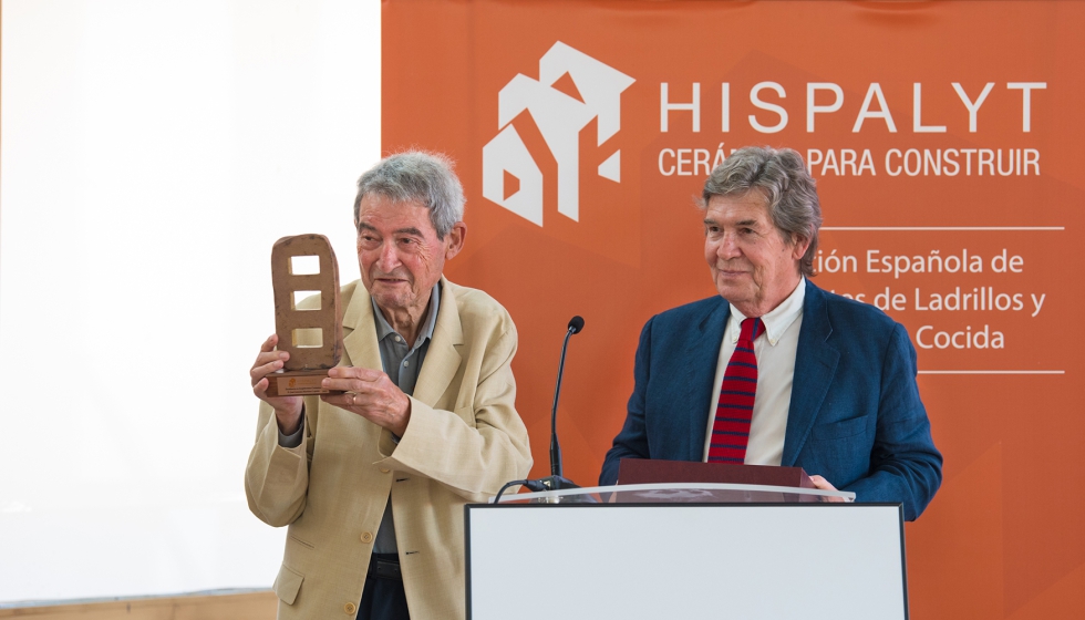 El arquitecto Jos Antonio Martnez Lapea en el momento de recoger de manos del presidente de Hispalyt, Pedro Rognoni...