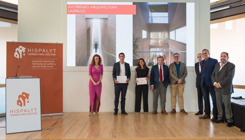 Representantes de Sol89 Arquitectura que han obtenido el XV Premio Arquitectura de Ladrillo por su vivienda unifamiliar en Sevilla...
