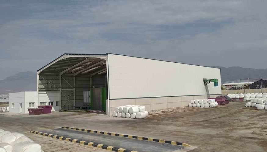 Exterior de la planta transformadora de Frutilados del Poniente en El Ejido (Almer�a)