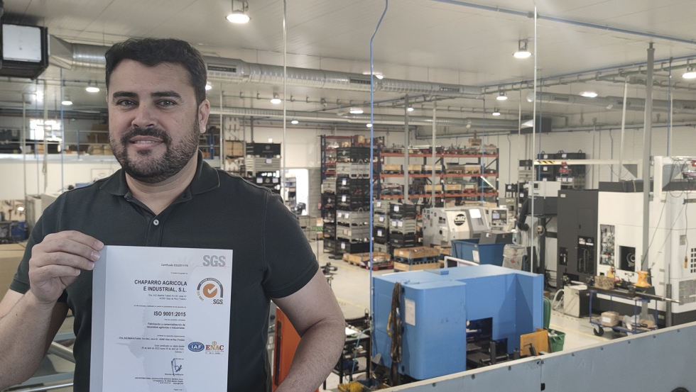 Javier Chaparro muestra la certificacin ISO 9001
