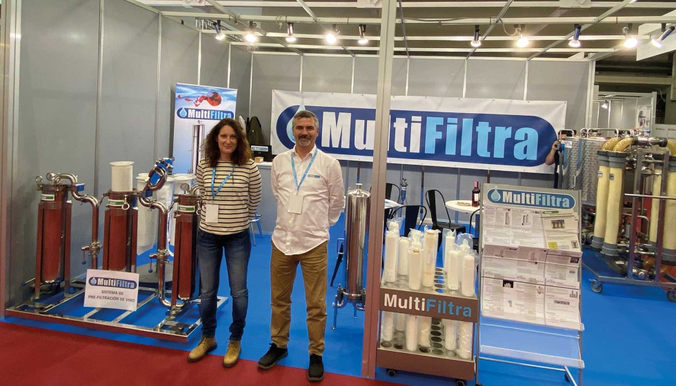 Santi Sansó y Mònica Mejías, del equipo de Multifiltra, en el stand de la compañía en la feria SIEB...