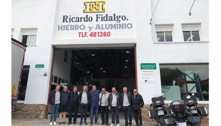 Foto de grupo de los integrantes de la Ruta del Cerramiento ante las instalaciones de Ricardo Fidalgo