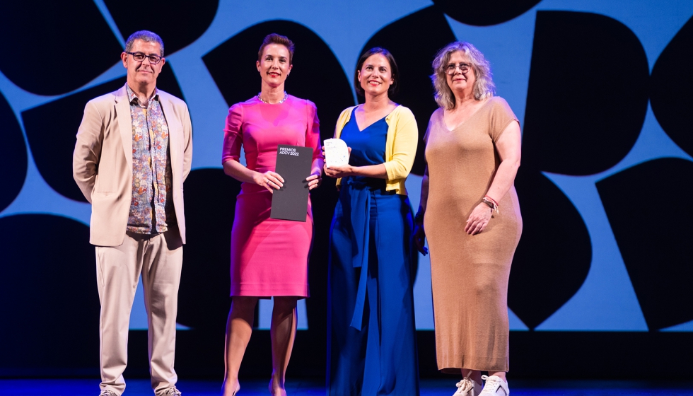 Momento de la entrega del Premio Honorfico de Innovacin de la Asociacin de Diseadores de la Comunitat Valenciana a Actiu en el Teatro Principal...