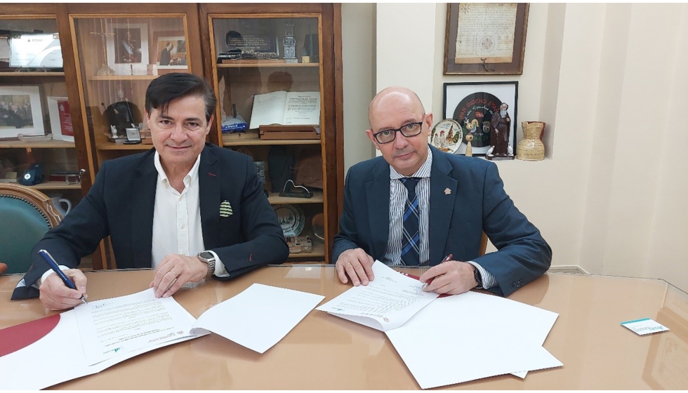 Momento de la firma del acuerdo con Julin Domnguez, presidente de Resurge (izquierda) y Salvador Dez Lloris, presidente del CGCAFE (derecha)...