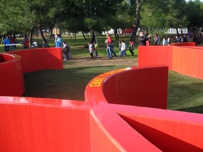 La obra escultrica de Lawrence Weiner en el parque El Pinar del Grao de Castelln