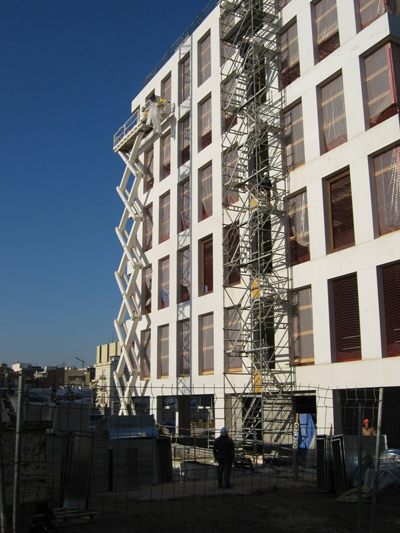 La plataforma tijera de 28 metros de Hune en las obras de la fachada