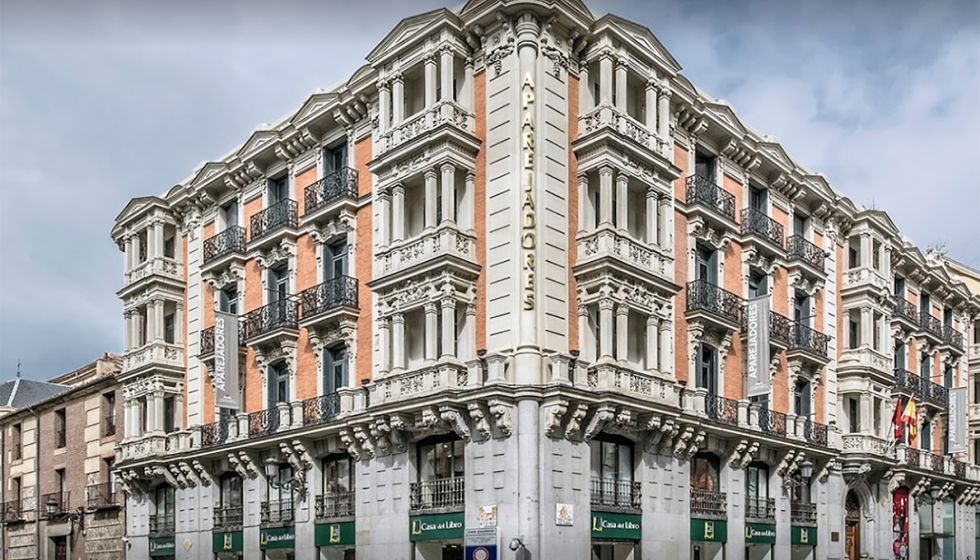 Imagen del majestuoso edificio del Colegio de Aparejadores de Madrid, situado en la calle Maestro Victoria, 3