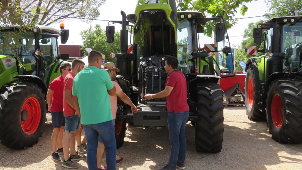 Un grupo de agricultores observar un tractor CLAAS durante una edicin anterior