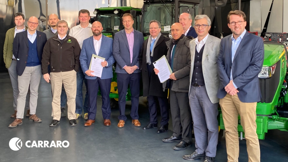 Representantes do John Deere e do Grupo Carraro aps a assinatura do acordo