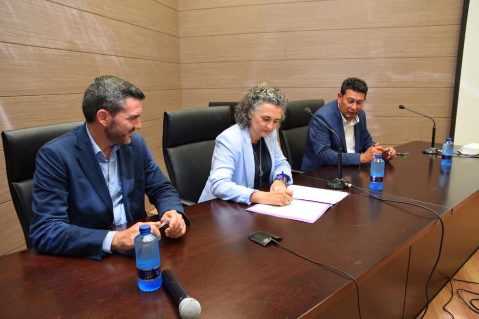 La rectora firmando el convenio junto al consejero de Agricultura y el presidente de la Comunidad de Regantes del Campo de Cartagena...