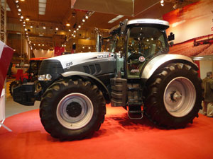 Modelo en plateado del tractor Puma CVX, de Case IH, expuesto en Fima 2010