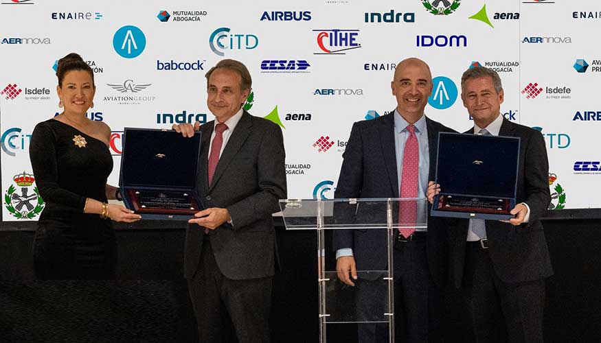 El galardn fue entregado por el director de Ingeniera de Airbus Defence & Space, Paco Snchez, y Estefana Matesanz...