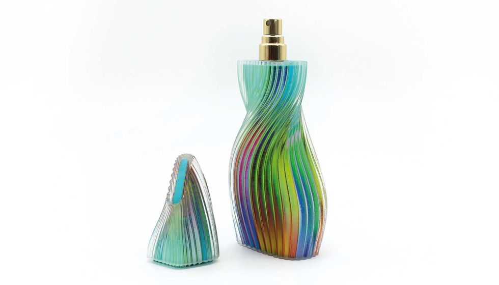 Illusory Material es conocido por su trabajo sobre el efecto lenticular, al que da vida con este nuevo diseo de frasco de perfume rellenable...
