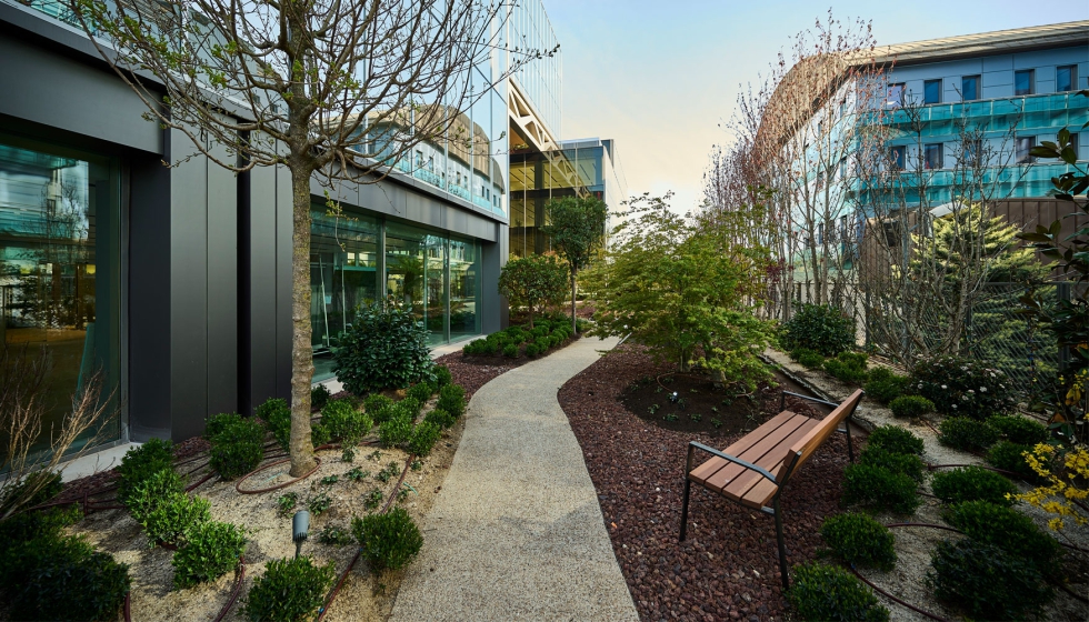 Botanic es uno de los pocos edificios de oficinas en Europa, que cuenta con un impresionante jardn propio de 2...