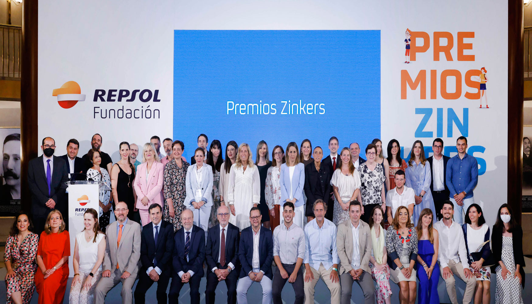 Foto de familia de todos los centros educativos ganadores de los Premios Zinkers acompaados por el presidente de Repsol, Antonio Brufau...