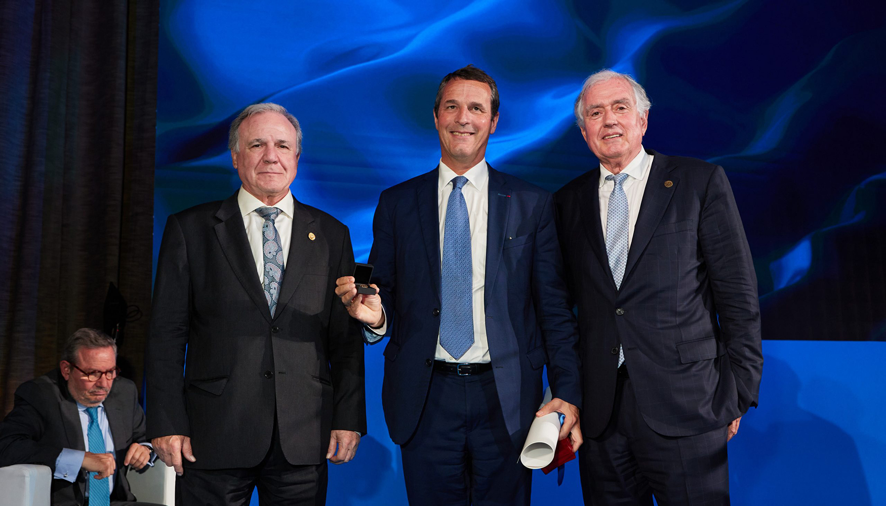 Pierre Anjolras, presidente de Vinci Construccin, recibe la Medalla de Oro al Mrito Internacional 2022 de manos de Juan Francisco Lazcano...